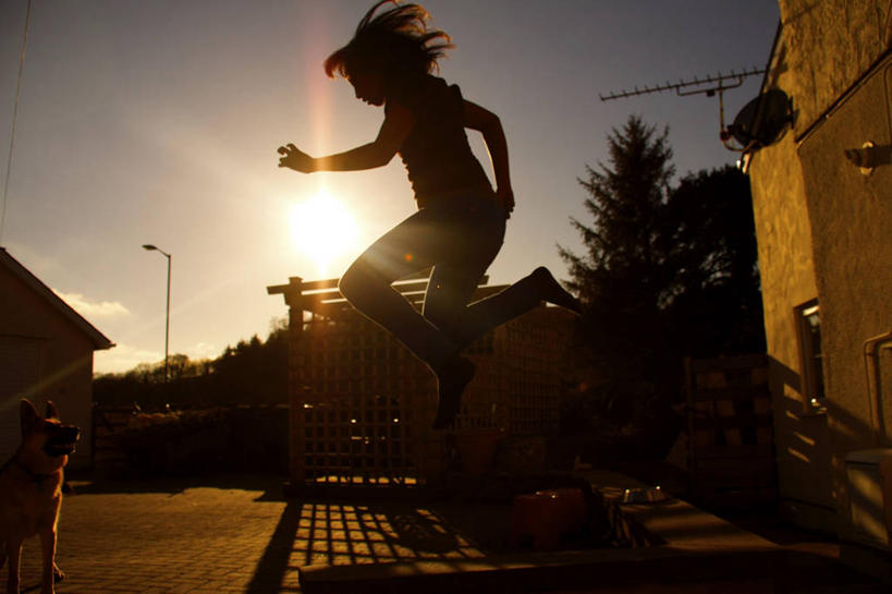 成年人,一个人,跳,横图,室外,侧面,镜头眩光,幸福,日落,太阳,路,日光,英国,仅一个年轻女性,仅一个女性,仅一个人,阴影,天空,摄影,园林,后院,逆光,无忧无虑,年轻女性,女人,女性,年轻人,彩图