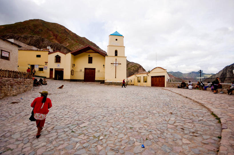 成年人,一个人,广场,教堂,横图,室外,白天,山,建筑,阿根廷,仅一个女性,乡村,云,背面,天空,摄影,宗教,萨尔塔省,步行,彩图