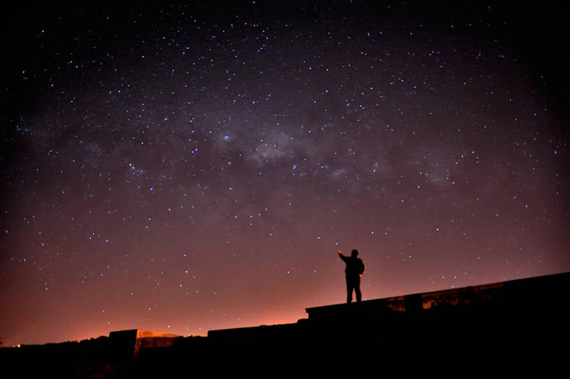 成年人,一个人,站,横图,室外,夜晚,长时间曝光,仰视,新西兰,仅一个男性,指,河岸,星星,宏伟,指点,天空,自然,向上看,摄影,宁静,指向,剪影,天文学,彩图,低角度拍摄