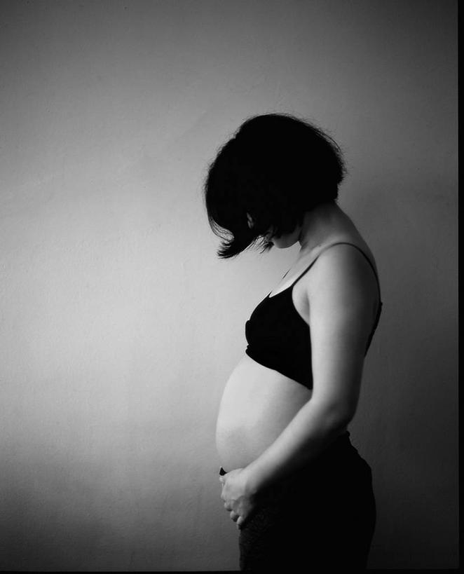 成年人,中年人,老年人,一个人,母亲,站,竖图,黑白,室内,特写,侧面,美国,仅一个女性,仅一个人,日本文化,墙,注视,刺激,叉腰,观察,看,仅一个中年女性,思考,日本人,怀孕,摄影,观看,察看,关注,等,纽约州,运动胸罩,女人,女性,中年女性,半身,短发