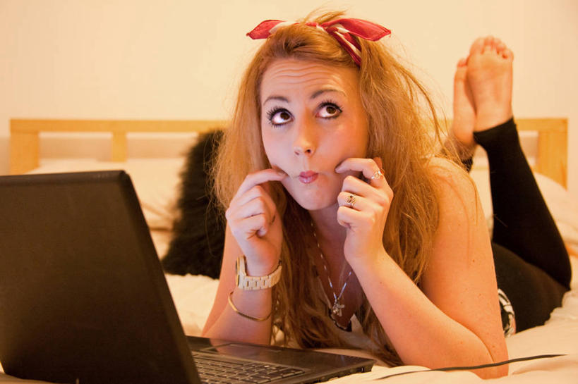 西方人,成年人,关节,肘,头发,一个人,躺,横图,室内,笔记本电脑,技术,床,卧室,英国,欧洲,欧洲人,仅一个年轻女性,仅一个女性,仅一个人,休闲装,蝴蝶结,靠,靠着,趴着,向上看,思考,赤脚,金色,放松,人体,摄影,腕表,无线电技术,年轻女性,女人,女性,白种人,年轻人,长发,彩图