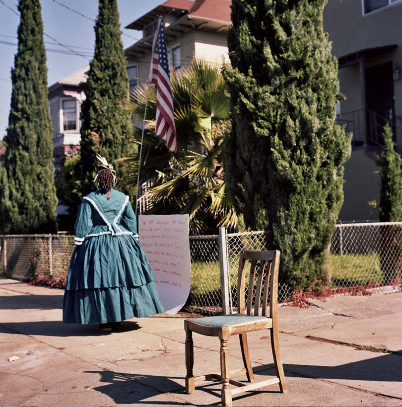 成年人,一个人,站,竖图,室外,白天,骄傲,旗帜,椅子,美国,仅一个女性,房屋,树,背面,摄影,加利福尼亚,身份,步行,彩图,传统文化,阿拉梅达
