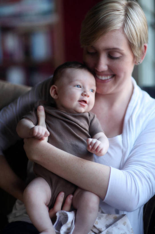 西方人,婴儿,儿童,成年人,头发,两个人,家庭,母亲,儿子,笑,微笑,露齿笑,竖图,室内,特写,白天,正面,婴儿服装,快乐,幸福,纯洁,欧洲,美国,欧洲人,连接,拿着,休闲装,小孩,温暖,温馨,一家人,金色,可爱,摄影,活泼,和睦,关爱,宝宝,纯真,烂漫,无邪,长滩,伶俐,天真,男性,年轻女性,白种人,孩子,年轻人,半身,彩图,爱,融洽,短发