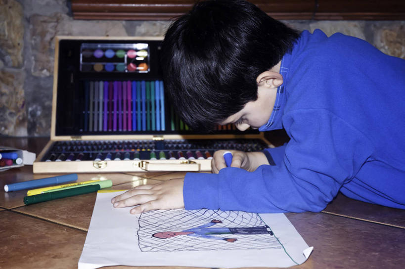 西方人,儿童,脸,头,脸颊,头发,一个人,躺,横图,室内,侧面,纯洁,地板,意大利,欧洲,欧洲人,仅一个男性,仅一个人,纸,拿着,注视,休闲装,肩膀,小孩,黑色,观察,看,趴着,仅一个小孩,可爱,童年,童趣,摄影,观看,察看,创造力,专心,知识,关注,着色,童真,烂漫,无邪,绘制,儿童画,美术工艺,天真,男孩,男人,男性,白种人,孩子,头部,脸部,脸蛋,面部,彩图,毡尖笔,男生