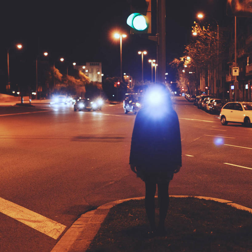 西方人,成年人,一个人,站,方图,室外,夜晚,正面,城市,道路,街道,路,路灯,公路,汽车,照明,西班牙,欧洲,巴塞罗那,欧洲人,仅一个年轻女性,仅一个女性,仅一个人,交通,休闲装,灯,灯具,运输,摄影,绿灯,照亮,照明设备,交通标志,前照灯,前大灯,车前灯,年轻女性,女人,女性,白种人,年轻人,马路,彩图,巴塞罗那省