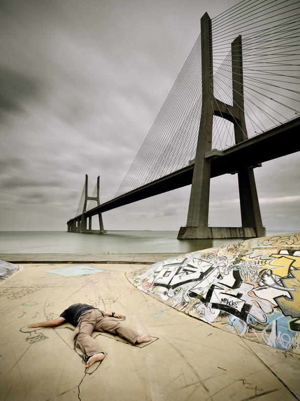 西方人,成年人,中年人,老年人,一个人,竖图,室外,白天,海洋,城市,建筑,葡萄牙,欧洲,欧洲人,仅一个男性,仅一个人,仅一个中年男性,云,桥,首都,联系,里斯本,趴着,摄影,吊桥,死亡,犯罪,南欧,殒命,灭亡,葡萄牙共和国,瓦斯科.达伽马大桥,犯罪现场,男人,男性,中年男性,白种人,彩图,涂鸦,社会问题