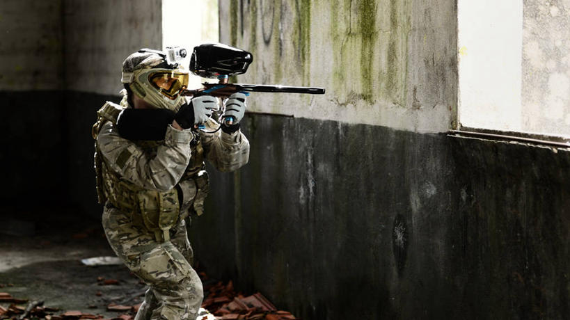 成年人,一个人,横图,室内,白天,葡萄牙,仅一个男性,弯腰,拿着,摄影,专心,玩具枪,面罩,瞄准,休闲活动,彩图,彩弹射击