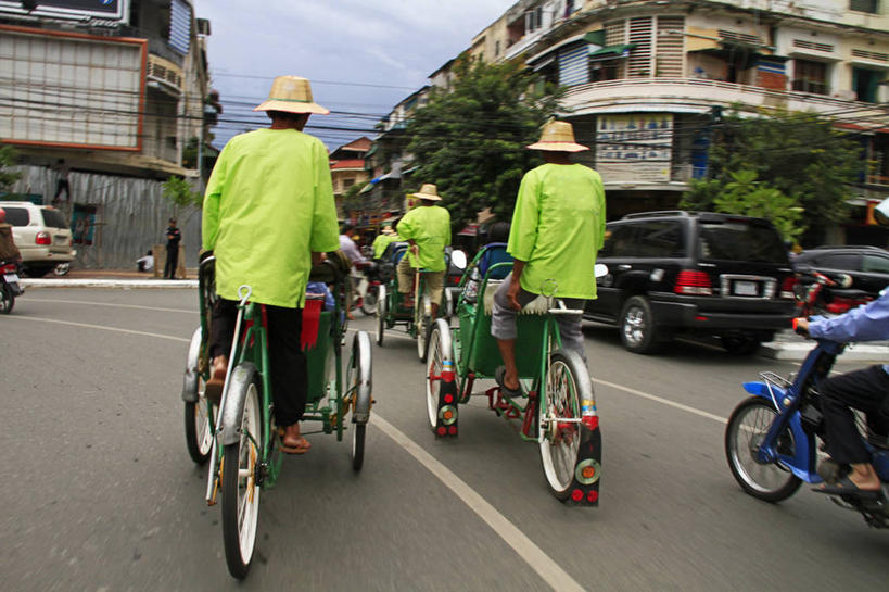 成年人,横图,室外,白天,制服,街道,路,摩托车,汽车,帽子,柬埔寨,公共交通,首都,背面,摄影,驾车,写实,彩图,金边