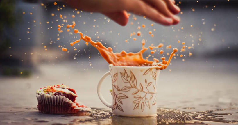 手,一个人,横图,室外,特写,白天,印度,溅,咖啡杯,饮食,人体,摄影,部分,纸托蛋糕,彩图