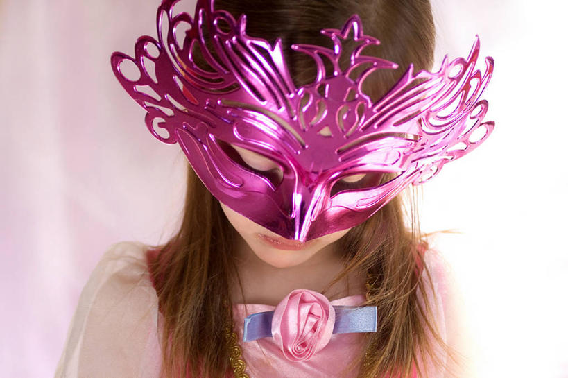 西方人,儿童,脸,头,脸颊,一个人,横图,室内,正面,民族服装,纯洁,法国,欧洲,欧洲人,仅一个女性,仅一个人,服装,古典,文化,传统,肩膀,小孩,衣服,粉色,低头,仅一个小孩,可爱,童年,童趣,摄影,服饰,古装,摇头丸,童真,烂漫,无邪,悲哀,韵味,垂头,天真,女孩,女人,女性,白种人,孩子,头部,脸部,脸蛋,面部,彩图,传统服装,民俗服,女生