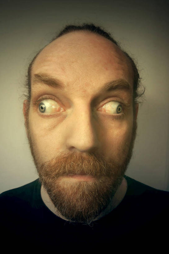 西方人,成年人,中年人,老年人,脸,头,脸颊,胡须,一个人,竖图,特写,正面,爱尔兰,欧洲,欧洲人,仅一个男性,仅一个人,仅一个中年男性,首都,休闲装,肩膀,摄影,幽默,对眼,男人,男性,中年男性,白种人,头部,胡子,络腮胡,小胡子,脸部,脸蛋,面部,彩图,影棚拍摄