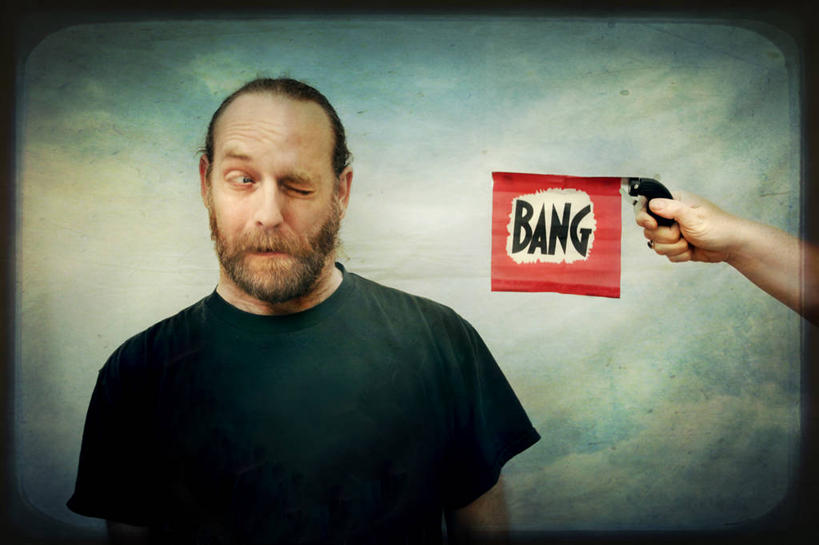 西方人,成年人,老年人,脸,头,脸颊,手,一个人,横图,寂寞,射击,爱尔兰,欧洲,欧洲人,仅一个男性,仅一个人,仅一个中年男性,首都,拿着,休闲装,肩膀,人体,摄影,玩具枪,瞄准,杀害,悲哀,担心,男人,男性,中年男性,白种人,头部,脸部,脸蛋,面部,彩图,影棚拍摄,挤眉弄眼