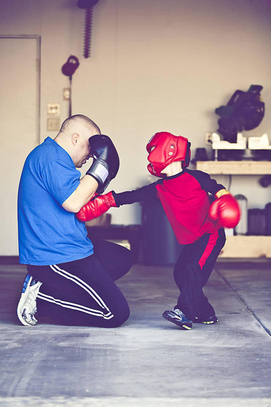 西方人,儿童,成年人,中年人,两个人,家庭,父亲,儿子,站,蹲,竖图,室内,白天,侧面,纯洁,拳击,欧洲,美国,欧洲人,对抗,连接,拳击手套,休闲装,小孩,教,温暖,温馨,一家人,可爱,童年,童趣,打闹,摄影,保护,和睦,知识,关爱,面罩,童真,烂漫,无邪,恶作剧,天真,男孩,男性,中年男性,白种人,孩子,休闲活动,彩图,爱,融洽