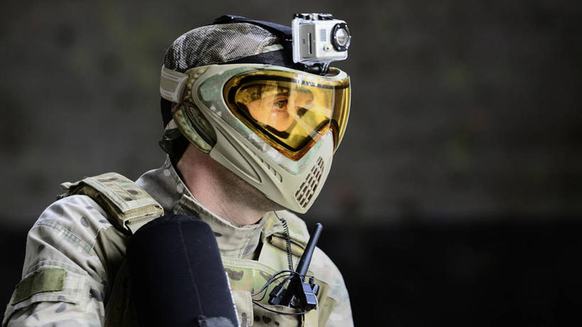 成年人,脸,头,脸颊,一个人,站,横图,室外,特写,工作服,制服,安全,运动,葡萄牙,仅一个男性,防护,设备,肩膀,物品,摄影,保护,面罩,军服,保险,防护服,保全,周全,安稳,安定,工作制服,无线电技术,平安,头部,脸部,脸蛋,面部,休闲活动,彩图,工作套服,彩弹射击