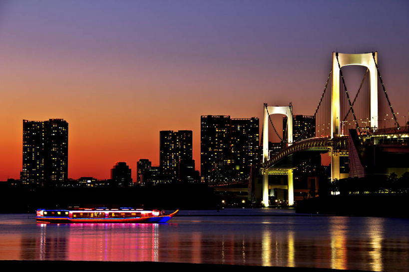 无人,横图,室外,夜晚,天际线,城市,建筑,船,东京,日本,日本文化,反射,首都,联系,天空,地标建筑,运输,摄影,吊桥,照亮,死水,彩图,东京彩虹桥