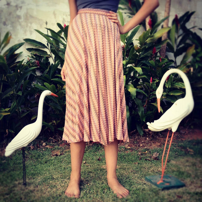 成年人,一个人,站,方图,室外,白天,植物,天鹅,巴西,仅一个女性,休闲装,草,叉腰,赤脚,摄影,部分,圣保罗州,想法,彩图