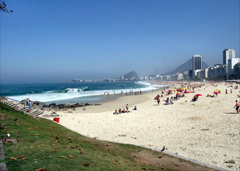 横图,室外,白天,度假,海洋,山,建筑,巴西,许多人,草,天空,一群人,休息,摄影,里约热内卢,科巴卡巴纳海滩,海滩,休闲活动,步行,彩图