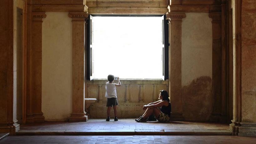 西方人,儿童,成年人,中年人,老年人,两个人,站,坐,横图,室内,白天,纯洁,窗户,建筑,相机,日光,葡萄牙,欧洲,欧洲人,拿着,休闲装,小孩,拍照,数码相机,可爱,童年,童趣,摄影,童真,烂漫,无邪,天真,老年女性,男孩,白种人,孩子,休闲活动,彩图,托马尔