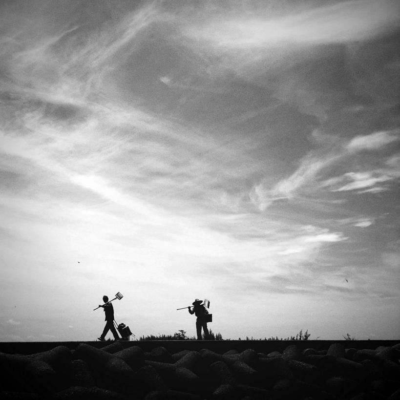 成年人,两个人,方图,黑白,室外,白天,路,日本,云,拿着,天空,自然,摄影,运送,休闲活动,步行