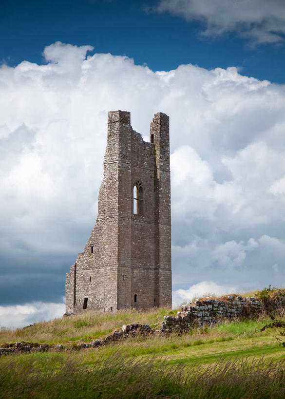 无人,竖图,室外,白天,建筑,爱尔兰,破碎,云,钟楼,历史,破坏,石墙,破损,废墟,草,黄色,天空,摄影,粉碎,损坏,毁坏,摧毁,米斯郡,彩图