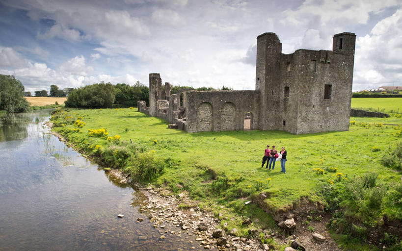 西方人,成年人,中年人,老年人,三个人,教堂,站,横图,室外,白天,河流,建筑,爱尔兰,欧洲,欧洲人,云,休闲装,历史,草,天空,摄影,宗教,基督教,米斯郡,老年女性,年轻女性,中年女性,白种人,年轻人,彩图