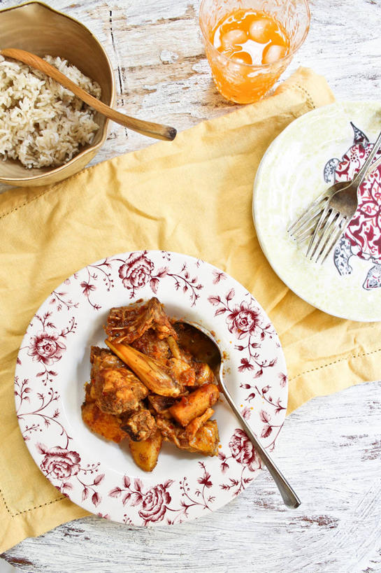 无人,竖图,俯视,室内,桌子,蔬菜,土豆,马来西亚,花纹,新鲜,叉,食品,米,饮食,食物,盘子,汤匙,碗,摄影,有机食品,绿色食品,清新,咖喱鸡,健康食物,馍馍蛋,玻璃杯,洋芋,山药蛋,马铃薯,彩图,高角度拍摄,马来文化