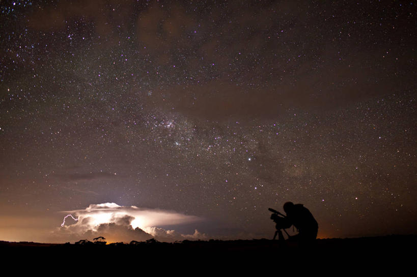 成年人,一个人,站,横图,室外,夜晚,闪电,暴风雨,相机,澳大利亚,仅一个男性,地平线,地形,星星,辽阔,地面,自然,广阔,摄影,星系,一望无际,延伸,录像,三脚架,剪影,天文学,天地相交,南澳大利亚,无边无际,一马平川,彩图,电影摄影师