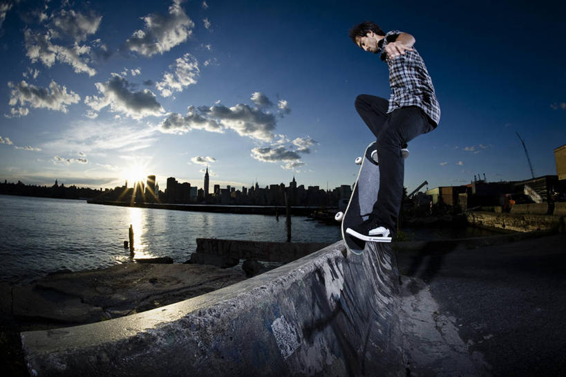 西方人,成年人,一个人,横图,室外,白天,侧面,镜头眩光,运动,河流,城市,日光,欧洲,纽约,美国,欧洲人,仅一个男性,仅一个人,河岸,休闲装,仅一个年轻男性,天空,平衡,摄影,滑板,剪影,纽约州,滑板坡道,技能,男人,男性,年轻男性,白种人,年轻人,彩图,滑板运动