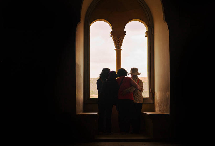 成年人,四个人,站,横图,室内,白天,友谊,窗户,帽子,西班牙,拿着,注视,休闲装,背面,天空,观察,看,乐趣,搭,摄影,观看,察看,享乐,搭着,关注,托莱多省,彩图