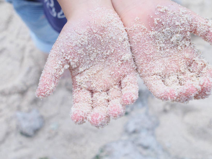 手,一个人,横图,室外,特写,白天,纯洁,日本,沙子,凌乱,可爱,童年,童趣,人体,摄影,部分,冲绳县,童真,烂漫,无邪,无忧无虑,天真,捧着,彩图