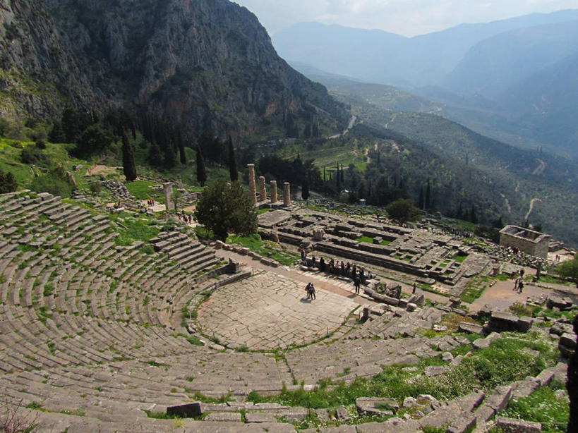 横图,俯视,室外,白天,美景,山,植物,建筑,剧院,希腊,欧洲,景观,历史,台阶,树,自然,景色,摄影,自然风光,希腊共和国,古希腊,圆形剧场,彩图,高角度拍摄,德尔菲