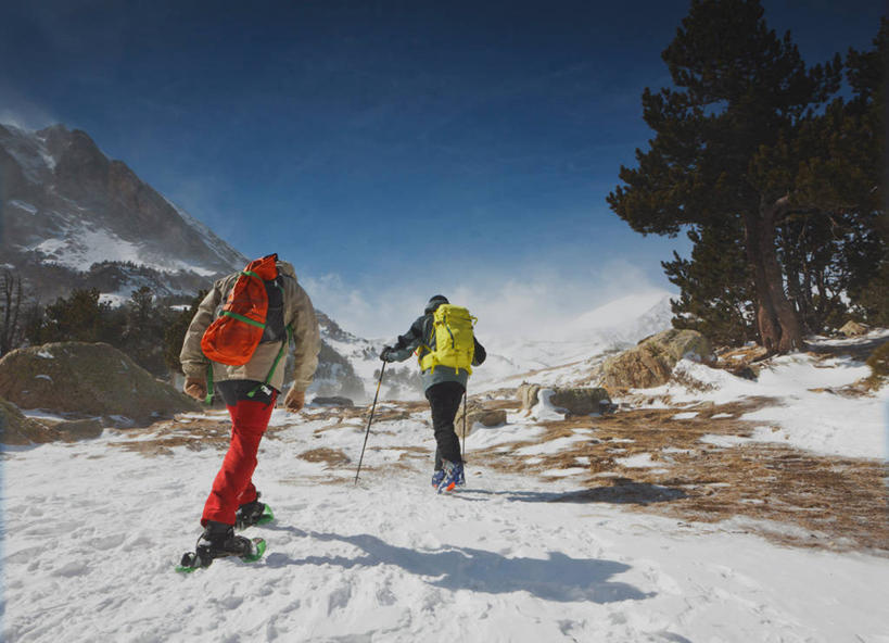 西方人,成年人,中年人,老年人,两个人,横图,室外,白天,旅游,度假,山,雪,西班牙,欧洲,欧洲人,阴影,云,冬天,娱乐,树,自然,享受,休闲,放松,寒冷,摄影,滑雪杖,加泰隆尼亚,背包客,雪鞋,赫罗纳省,冒险,老年男性,中年男性,白种人,步行,彩图