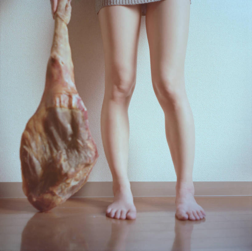 成年人,腿,一个人,站,横图,室内,白天,东京,日本,仅一个女性,反射,首都,拿着,火腿,饮食,人体,摄影,部分,健康食物,四肢,彩图