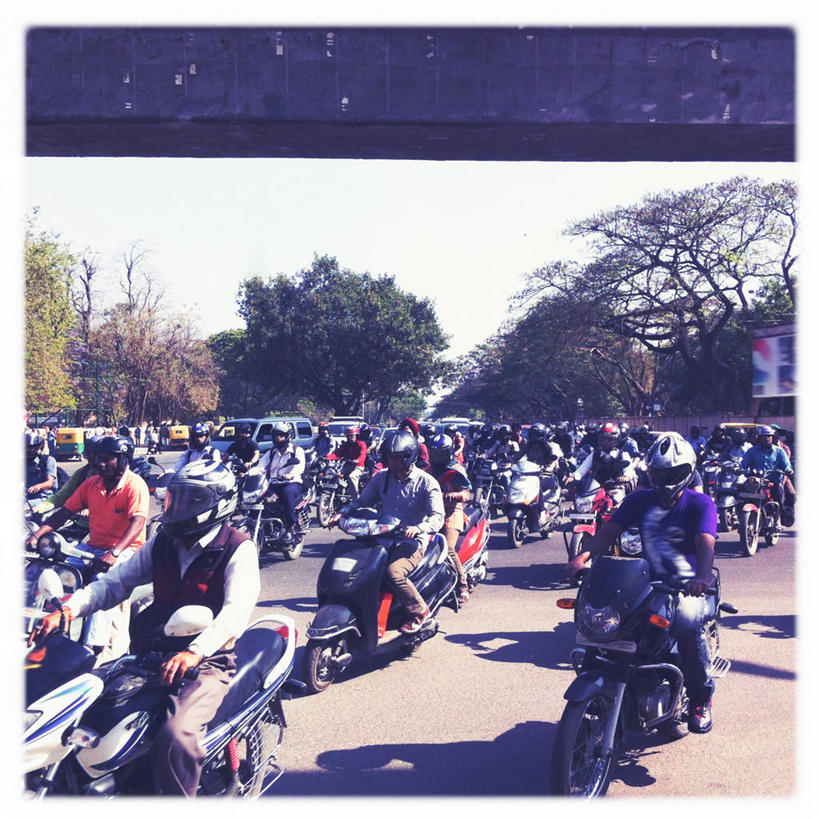 方图,室外,白天,城市,道路,街道,路,公路,摩托车,印度,头饰,交通,许多人,树,天空,一群人,运输,摄影,驾车,卡纳塔克邦,班加罗尔,马路,彩图