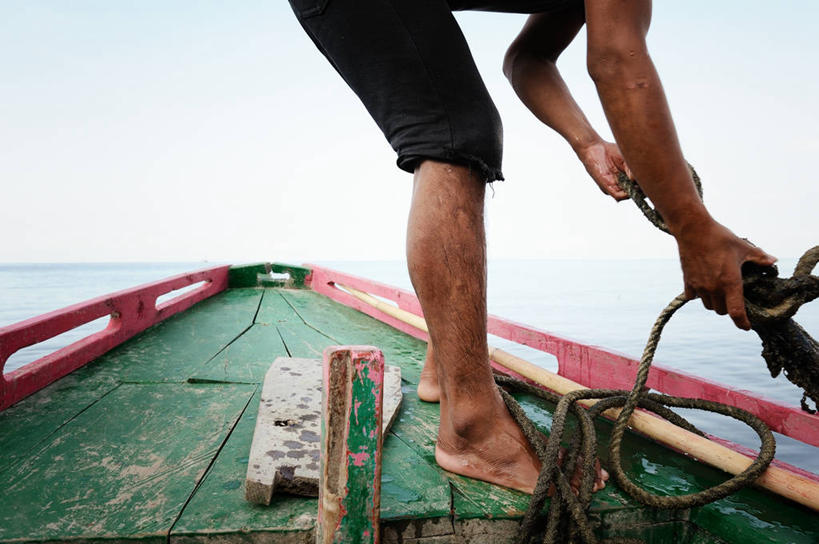 成年人,一个人,站,拉,横图,室外,白天,海洋,船,印度尼西亚,仅一个男性,弯腰,拿着,天空,绳子,力量,运输,摄影,锚,北苏拉威西,努力,美娜多,彩图