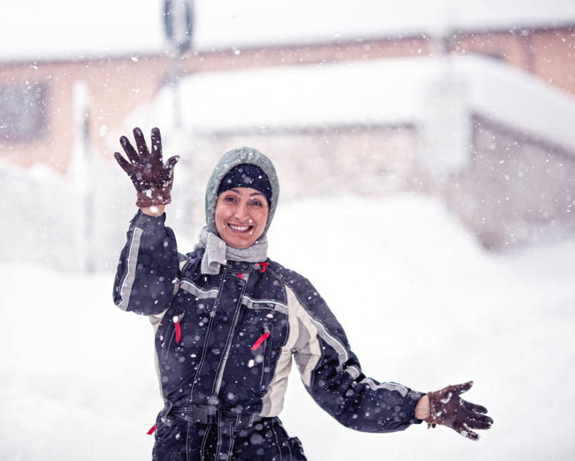 成年人,中年人,老年人,一个人,站,笑,微笑,露齿笑,横图,室外,白天,正面,快乐,幸福,雪,帽子,意大利,仅一个女性,仅一个人,下雪,围巾,仅一个中年女性,寒冷,摄影,享乐,问候,肖像,编织帽,乌比诺,女人,女性,中年女性,半身,彩图,美人