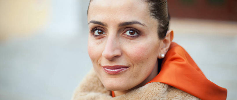 成年人,中年人,老年人,脸,头,脸颊,一个人,站,微笑,横图,全景,室外,特写,白天,正面,满意,幸福,信心,意大利,仅一个女性,仅一个人,肩膀,仅一个中年女性,橙色,鸭舌帽,摄影,肖像,斗篷,乌比诺,女人,女性,中年女性,头部,脸部,脸蛋,面部,彩图