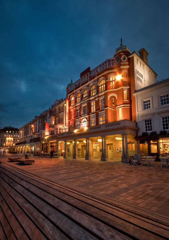 无人,竖图,室外,城市,建筑,剧院,路,英国,木制,长椅,天空,黄昏,摄影,宁静,照亮,彩图