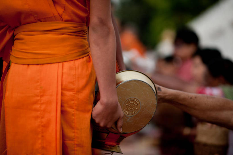 手,一个人,站,横图,室外,白天,老挝,拿着,橙色,人体,摄影,宗教,佛教,部分,宗教服装,琅勃拉邦,僧侣,彩图,传统文化