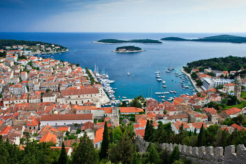 无人,横图,俯视,室外,白天,度假,海洋,美景,城市风光,城市,船,克罗地亚,房屋,屋顶,岛,景观,水平线,云,围墙,娱乐,树,天空,自然,享受,休闲,景色,放松,摄影,宁静,斯普利特,彩图,高角度拍摄,海港,赫瓦尔