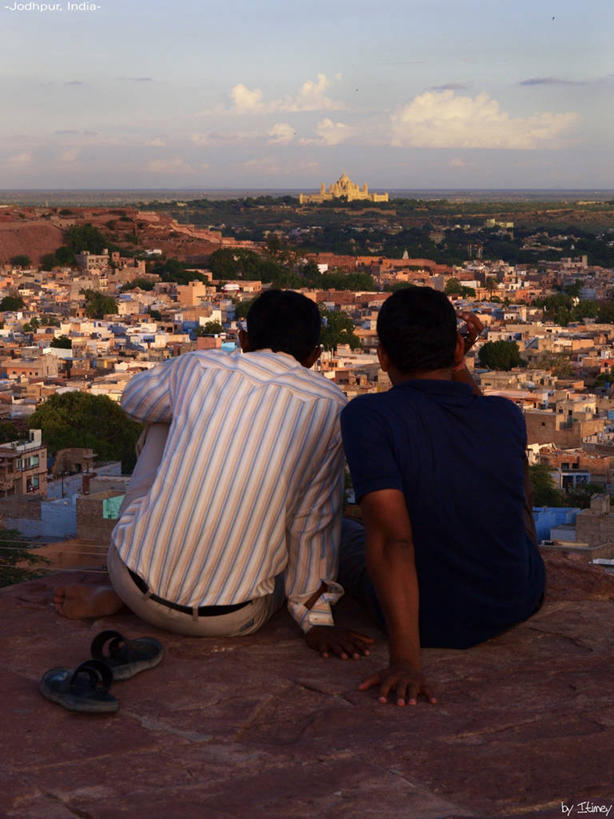 成年人,一个人,两个人,坐,竖图,室外,白天,友谊,阳台,城市,印度,仅一个男性,仅一个人,正装,并排,地平线,云,辽阔,地面,休闲装,仅一个年轻男性,背面,天空,靠,靠着,广阔,摄影,一望无际,延伸,天地相交,无边无际,一马平川,焦特普尔,男人,男性,年轻男性,年轻人,休闲活动,半身,彩图