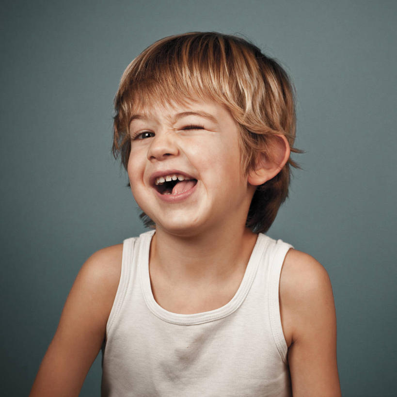 儿童,脸,头,脸颊,头发,一个人,站,微笑,方图,特写,正面,快乐,幸福,纯洁,比利时,仅一个男性,仅一个人,灰色背景,背心,肩膀,小孩,白色,张嘴,仅一个小孩,金色,可爱,童年,童趣,摄影,肖像,张大嘴巴,童真,烂漫,无邪,根特,天真,男孩,男人,男性,孩子,头部,脸部,脸蛋,面部,张开嘴,彩图,影棚拍摄,挤眉弄眼,男生