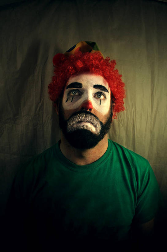 西方人,成年人,中年人,老年人,脸,头,脸颊,一个人,小丑,竖图,室内,正面,爱尔兰,欧洲,欧洲人,仅一个男性,仅一个人,仅一个中年男性,假发,休闲装,肩膀,红色,彩妆,向上看,思考,摄影,小丑鼻,悲哀,男人,男性,中年男性,白种人,头部,脸部,脸蛋,面部,彩图