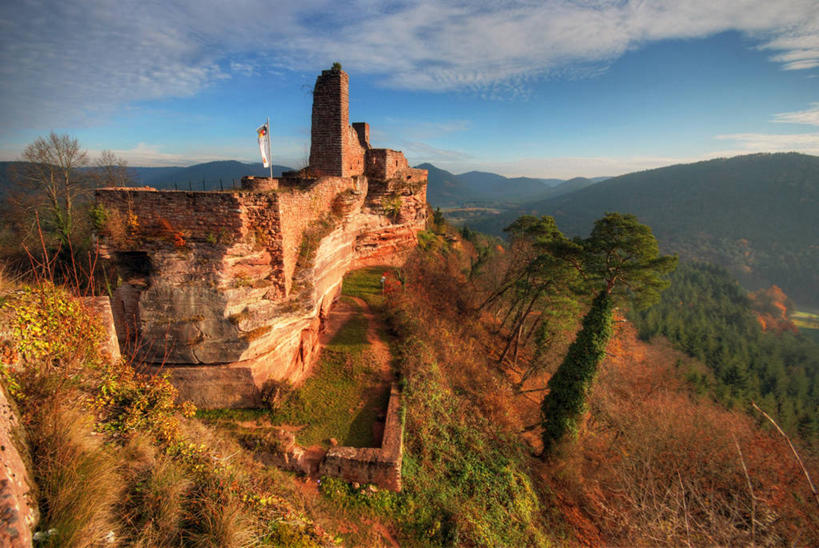 无人,横图,室外,白天,森林,山,建筑,德国,欧洲,城堡,云,历史,废墟,树,天空,摄影,西欧,德国文化,德意志联邦共和国,莱茵兰.普法尔茨州,彩图