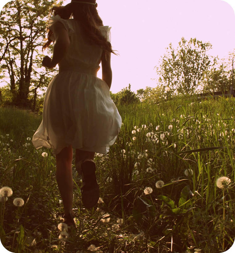 西方人,儿童,少年,一个人,跑,竖图,室外,白天,纯洁,意大利,欧洲,欧洲人,仅一个男性,仅一个年轻女性,仅一个女性,仅一个人,仅一个年轻男性,小孩,背面,天空,自然,可爱,童年,童趣,摄影,青春期,童真,烂漫,无邪,布雷西亚,天真,男人,男性,年轻男性,年轻女性,女人,女性,白种人,孩子,彩图