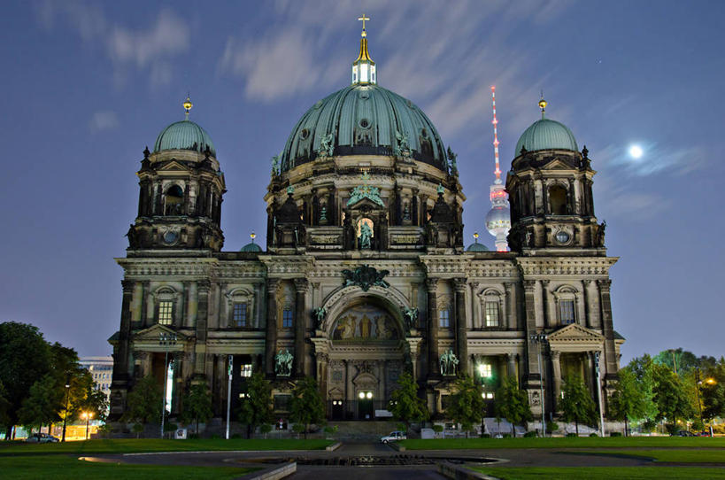 无人,横图,室外,夜晚,城市,建筑,德国,月亮,云,拱门,尖顶,首都,历史,柏林,柏林大教堂,树,天空,摄影,宗教,宁静,照亮,基督教,圆顶建筑,宗教建筑,德国文化,彩图,大教堂