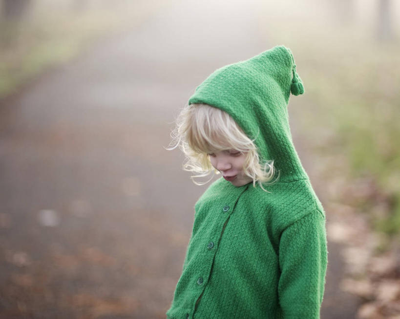 西方人,儿童,脸,头,脸颊,头发,一个人,站,横图,室外,白天,毛衣,纯洁,路,欧洲,美国,欧洲人,仅一个女性,仅一个人,注视,肩膀,小孩,白色,观察,看,仅一个小孩,金色,可爱,童年,童趣,摄影,观看,察看,关注,小精灵,童真,烂漫,无邪,天真,女孩,女人,女性,白种人,孩子,头部,脸部,脸蛋,面部,彩图,风帽,女生