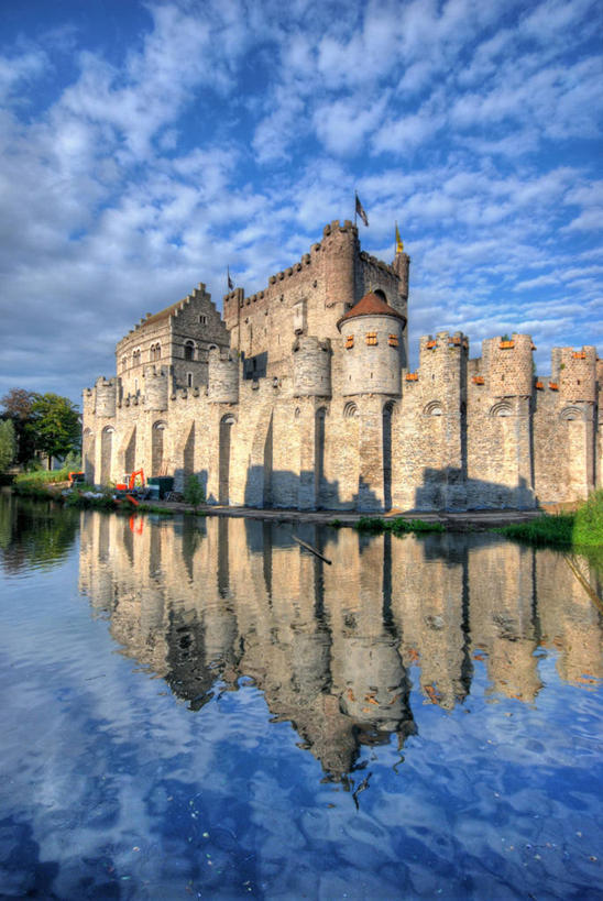 无人,竖图,室外,白天,建筑,日光,比利时,阴影,对称,反射,城堡,云,历史,天空,摄影,宁静,护城河,根特,彩图