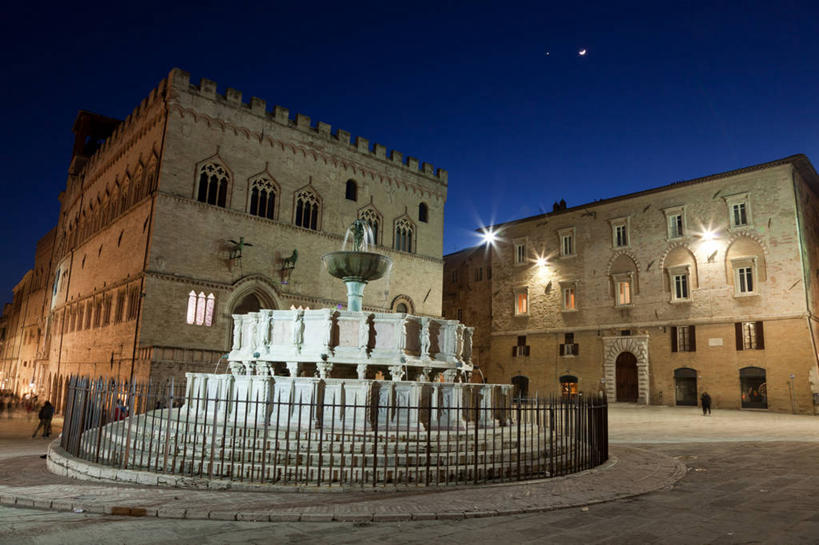 广场,栏杆,横图,室外,夜晚,建筑,路灯,意大利,流水,月亮,星星,天空,摄影,照亮,意大利文化,翁布里亚大区,佩鲁贾,彩图