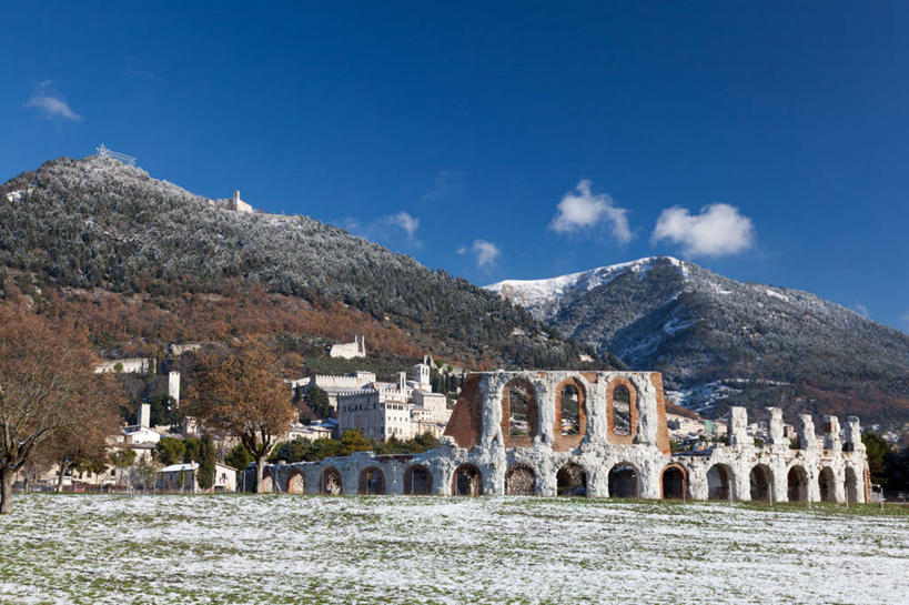 无人,教堂,横图,室外,白天,山,雪,建筑,剧院,意大利,云,冬天,天空,寒冷,摄影,基督教,意大利文化,佩鲁贾,古比奥,彩图